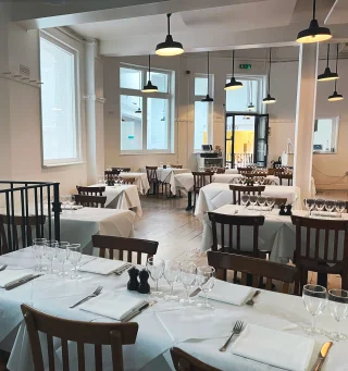 From Christmas Eve to the 27th of December last year, we transformed the interiors of St. John Smithfield, demonstrating what can be achieved with expert commercial painting in just four days. Using our professional commercial painting services, we revitalised the interiors with Dulux Trade Diamond Eggshell in Brilliant White. The result is a perfect balance of the restaurant's authentic rustic charm with a fresh, modern aesthetic. Check the link in our bio to see the full case study.
.
.
.
.
.
.
.
.
.
.
#thegoodpainter #restaurantdesign #restaurantdesigns #restaurantinterior #restaurantinteriors #restaurantinteriordesign #hospitalityinterior  #londonpainting  #londonpainter #hospitalitydesign  #commercialpainting #commercialpainter